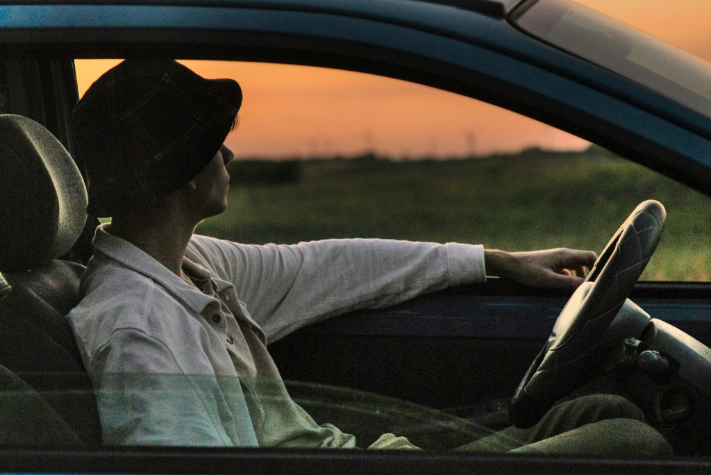 Jeune conducteur au volant